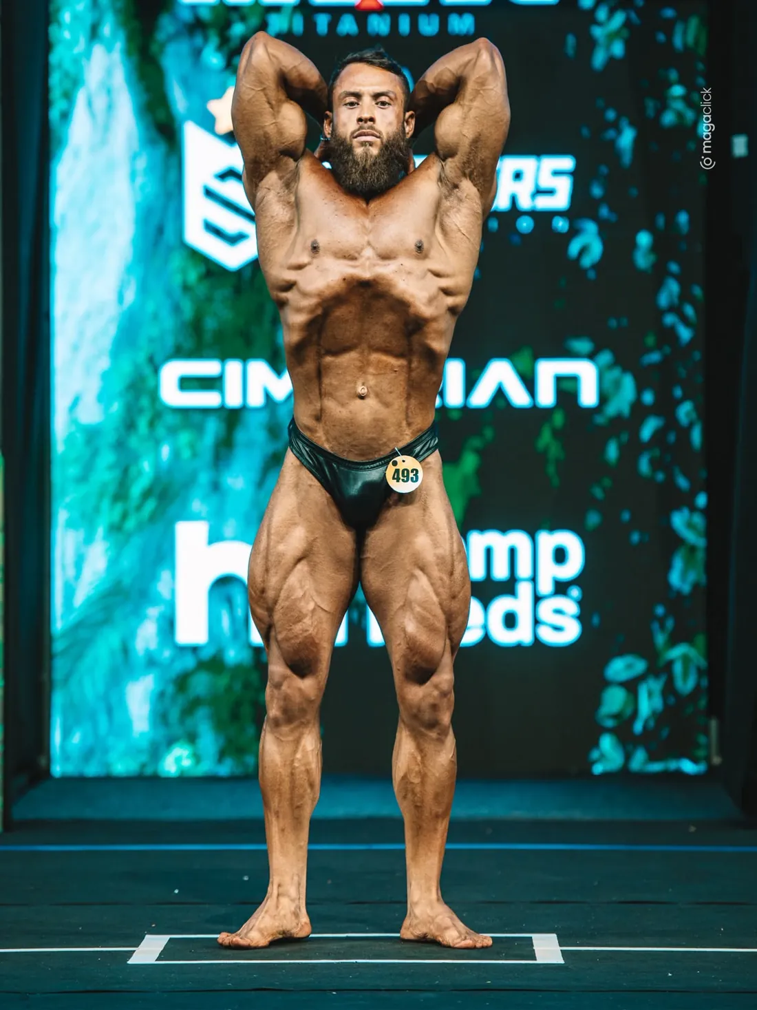 Gabriel no palco, em pose de Classic Physique